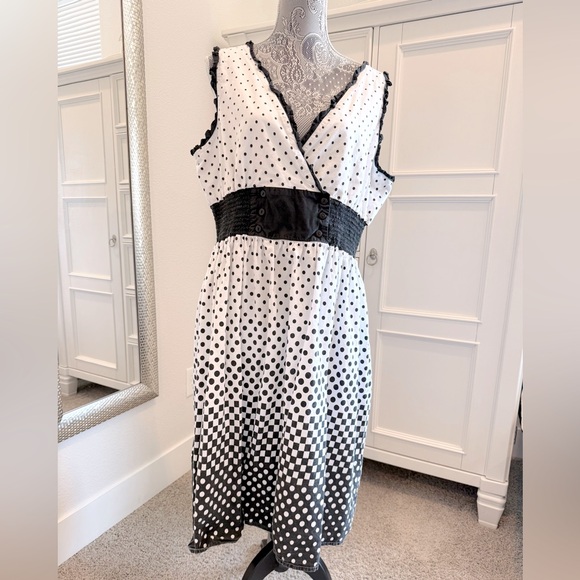 Cassee’s Dresses & Skirts - 🖤🤍 Cassie’s Black & White Polka Dot Sleeveless V-Neck Midi Dress